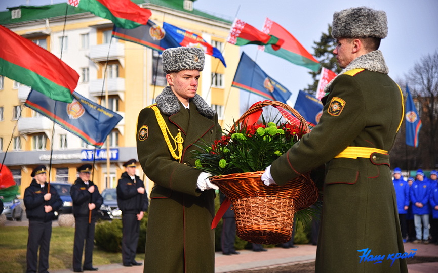 -vozlozhili-cvety-u-vechnogo-ognya (8).JPG