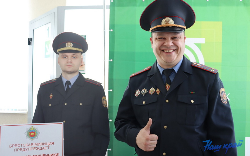 figura-sotrudnika-milicii-v-polnyj-rost-cheloveka-poyavilas-v-otdelenii-belarusbanka-_6.jpg