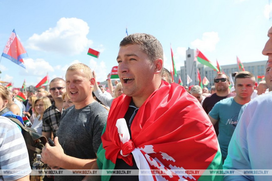 lyudi-sobralis-na-miting_12.jpg