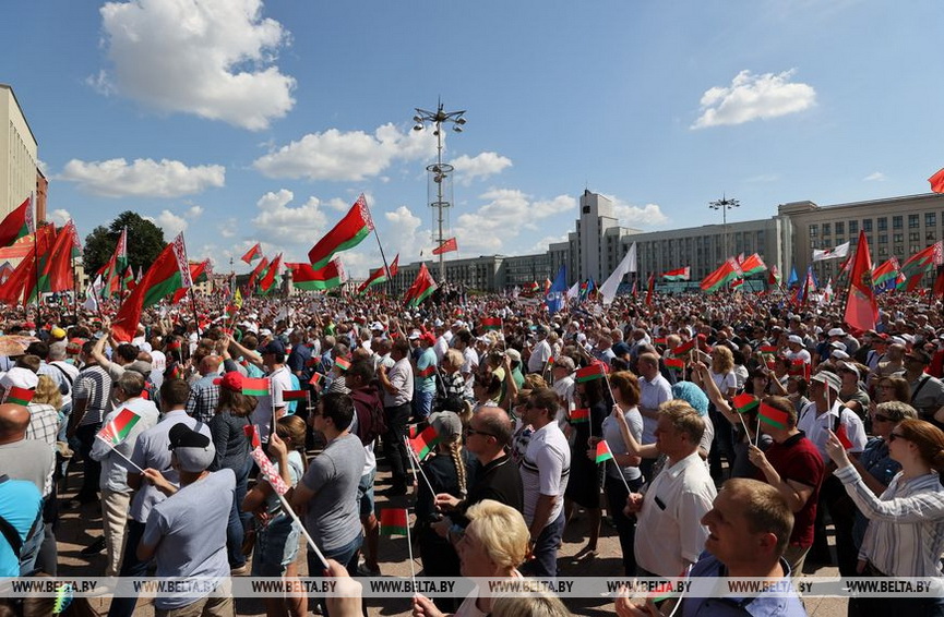 lyudi-sobralis-na-miting_16.jpg