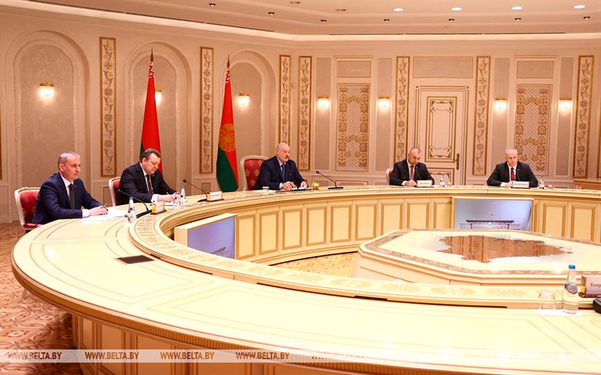 lukashenko-otmetil-aktivizaciyu-kontaktov-s-kalmykiej_1.jpg