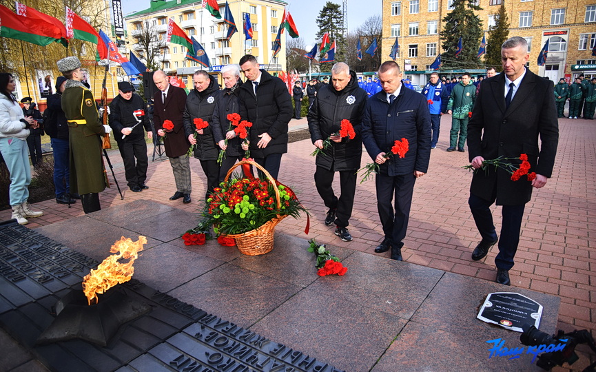 -vozlozhili-cvety-u-vechnogo-ognya (13).JPG