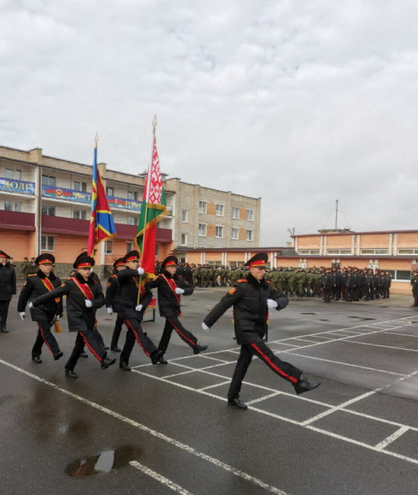 okolo-60-yunoshej-i-devushek-torzhestvenno-prinyali-klyatvu-kadeta-v-yastrembele.jpg