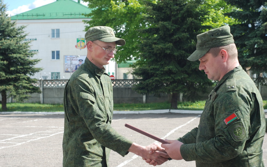 podarkami-gramotami-i-naputstvennymi-slovami-provodili-otsluzhivshikh-v-8-j-radiotekhnicheskoj-brigade_01.JPG