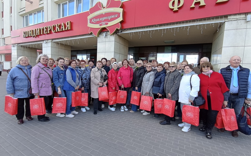 pozhilye-grazhdane-otdeleniya-obespecheniya-dnevnogo-prebyvaniya-posetili-konditerskuyu-fabriku-kommunarka (1).jpg