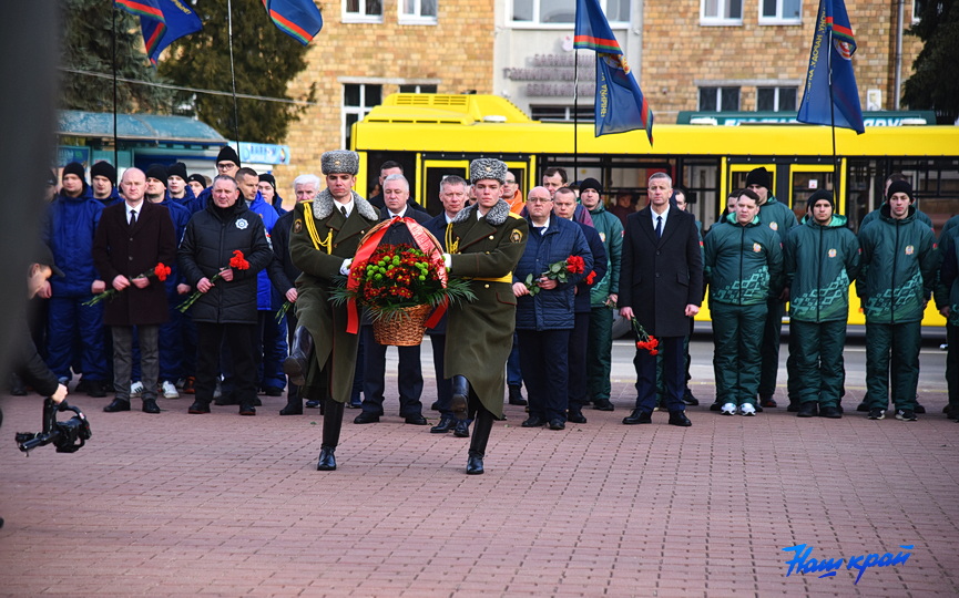 -vozlozhili-cvety-u-vechnogo-ognya (6).JPG