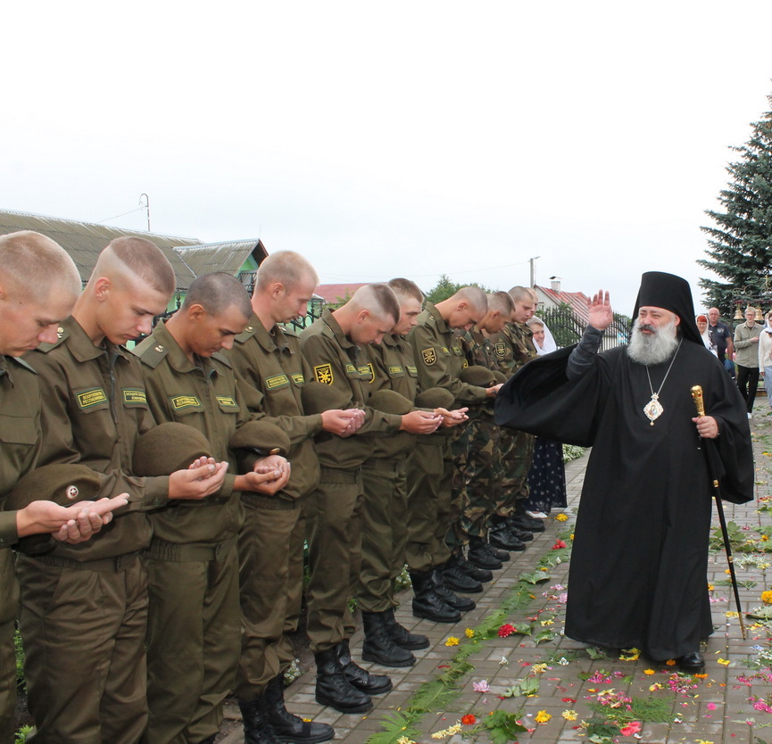 voennosluzhashchie-prinyali-uchastie-v-prazdnichnoj-liturgii (5).jpg