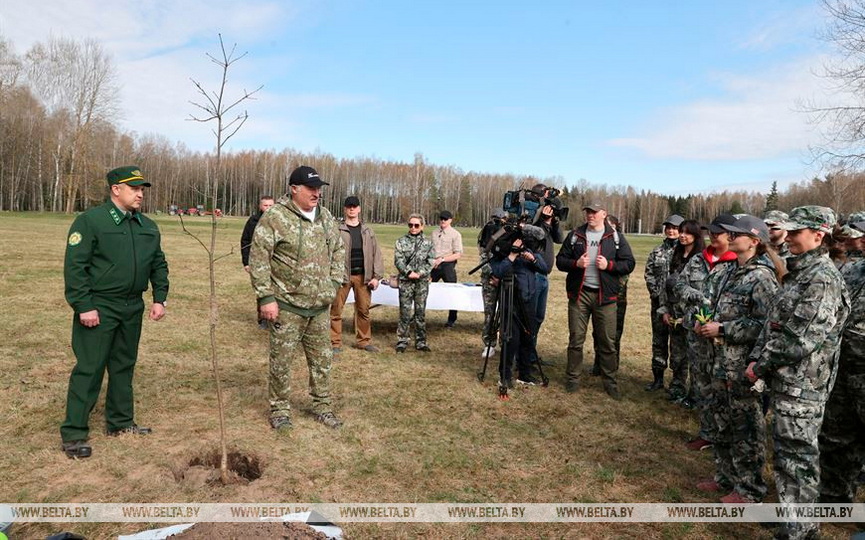 -kazhdyj-god-nado-privnosit-izyuminku-lukashenko-na-subbotnike-truditsya-v-memorialnom-komplekse-khatyn-4.jpg