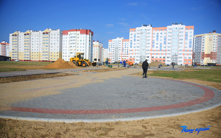 idet-blagoustrojstvo-parka-semejnykh-derevev-v-baranovichakh_1.JPG