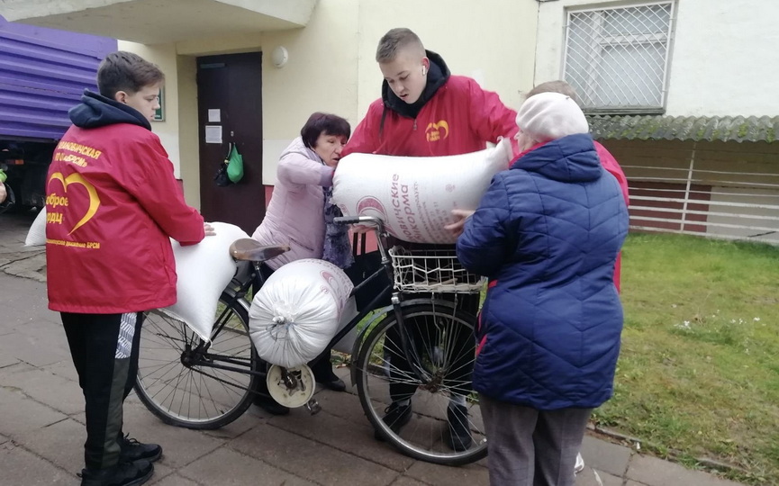 volontery-otryada-help-mirskoj-ssh-v-ramkakh-akcii-my-vybiraem-pomoshch-pozhilym-lyudyam-pomogali-pensioneram-dostavit-selskokhozyajstvennuyu-produkciyu-domoj-_1.jpg