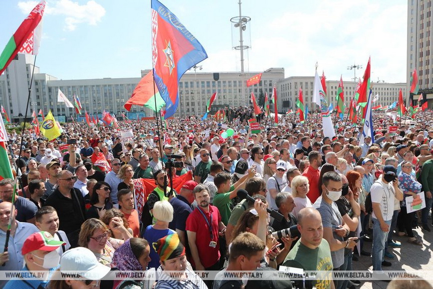 lyudi-sobralis-na-miting_19.jpg