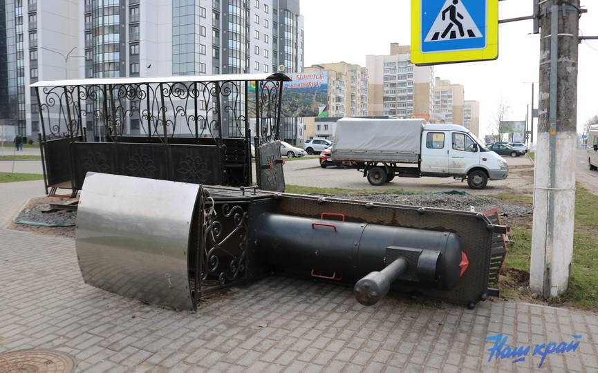 avtomobil-vletel-v-parovoz_1.JPG