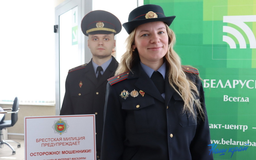 figura-sotrudnika-milicii-v-polnyj-rost-cheloveka-poyavilas-v-otdelenii-belarusbanka-_5.jpg