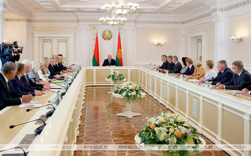 ot-ehksporta-meduslug-do-modernizacii-proizvodstv-lukashenko-aktualiziroval-zadachi-pered-upravleniem-delami-prezidenta1.jpg