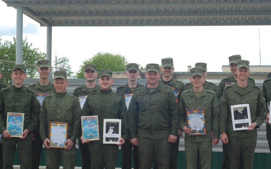 podarkami-gramotami-i-naputstvennymi-slovami-provodili-otsluzhivshikh-v-8-j-radiotekhnicheskoj-brigade_07.JPG