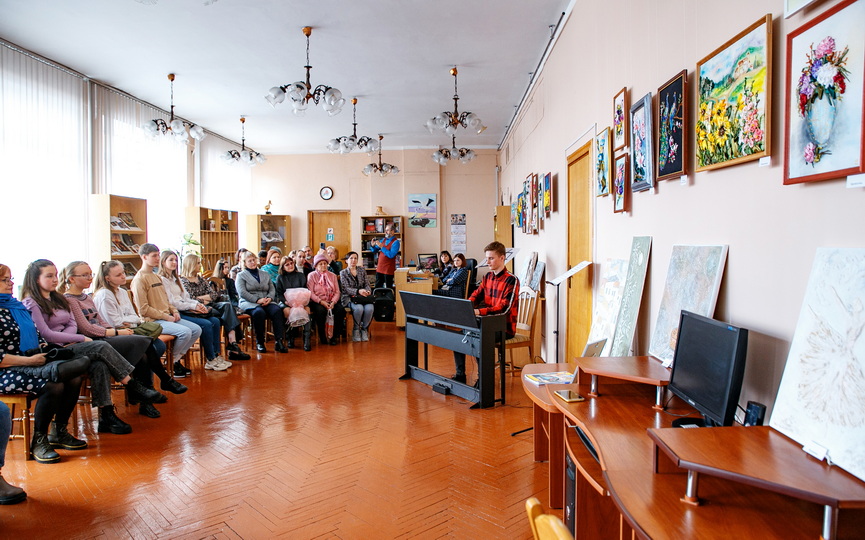 v-baranovichskoj-biblioteke-rascveli-cvety-dushi-valerii-nesteruk_3.jpg