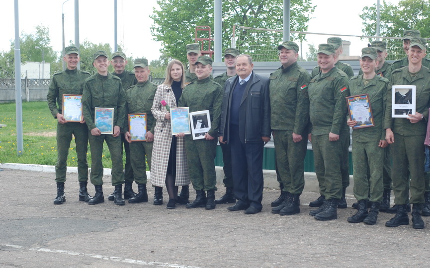 podarkami-gramotami-i-naputstvennymi-slovami-provodili-otsluzhivshikh-v-8-j-radiotekhnicheskoj-brigade_09.JPG