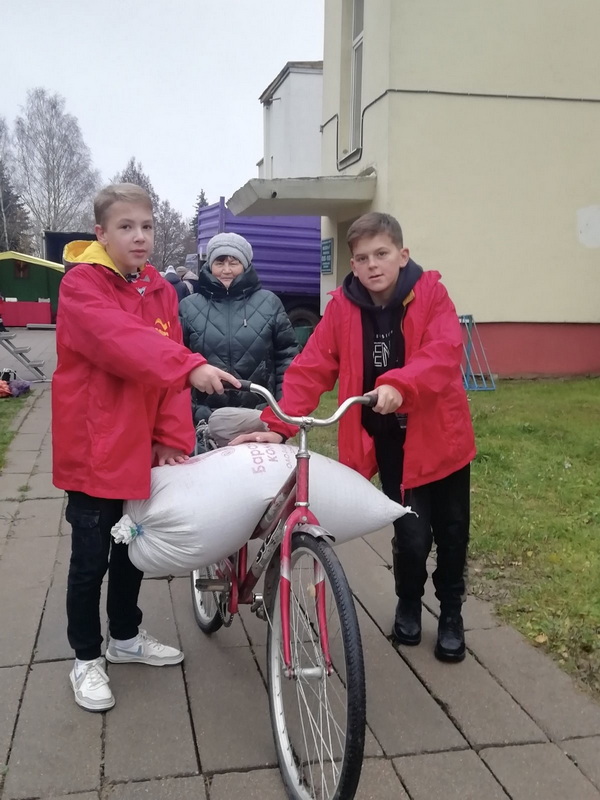volontery-otryada-help-mirskoj-ssh-v-ramkakh-akcii-my-vybiraem-pomoshch-pozhilym-lyudyam-pomogali-pensioneram-dostavit-selskokhozyajstvennuyu-produkciyu-domoj-.jpg