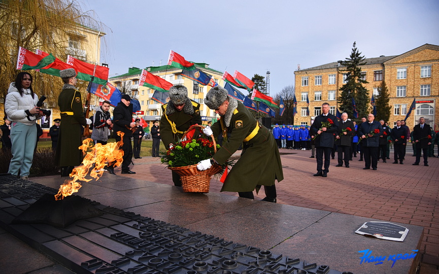 -vozlozhili-cvety-u-vechnogo-ognya (9).JPG