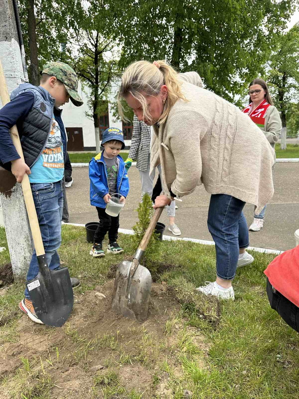 alleyu-semejnykh-derevev-zalozhili_09.jpg