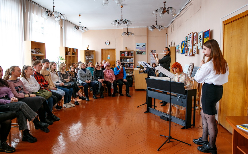 v-baranovichskoj-biblioteke-rascveli-cvety-dushi-valerii-nesteruk_4.jpg