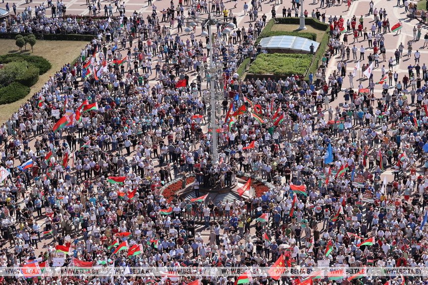 lyudi-sobralis-na-miting_21.jpg