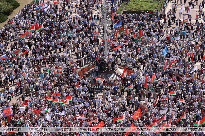 lyudi-sobralis-na-miting_22.jpg
