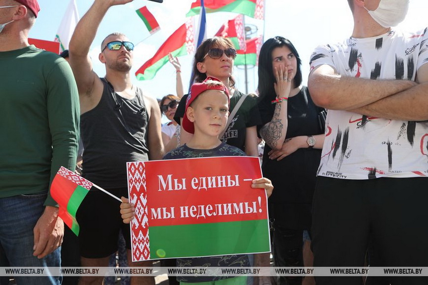 lyudi-sobralis-na-miting_04.jpg