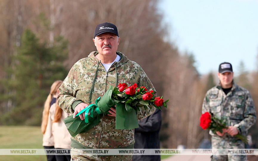 -kazhdyj-god-nado-privnosit-izyuminku-lukashenko-na-subbotnike-truditsya-v-memorialnom-komplekse-khatyn-2.jpg