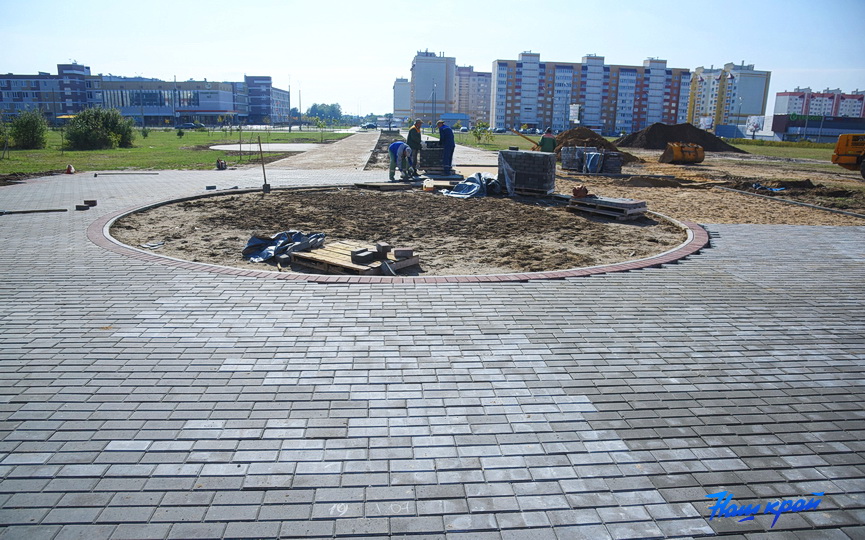 idet-blagoustrojstvo-parka-semejnykh-derevev-v-baranovichakh_5.JPG