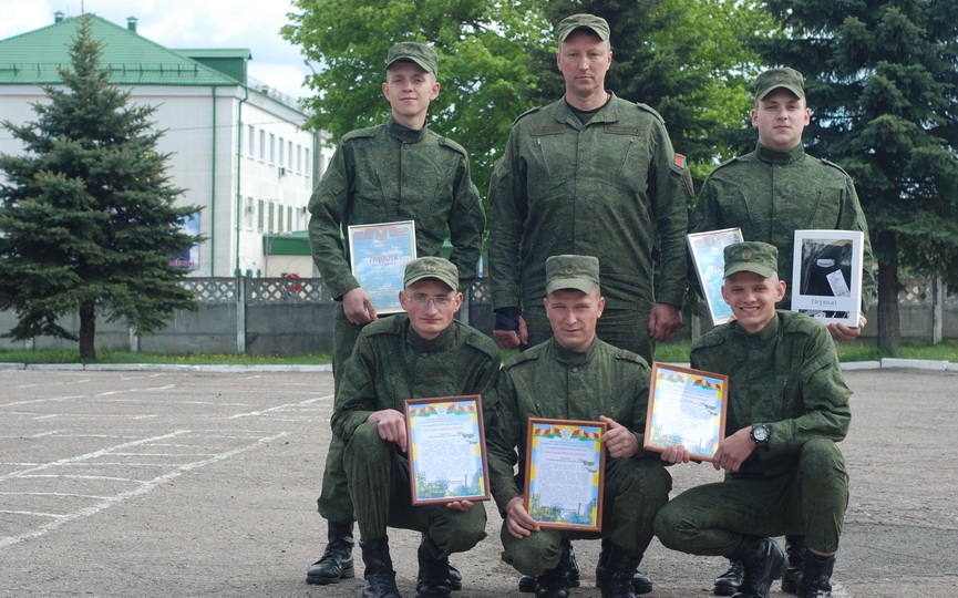 podarkami-gramotami-i-naputstvennymi-slovami-provodili-otsluzhivshikh-v-8-j-radiotekhnicheskoj-brigade_10.JPG