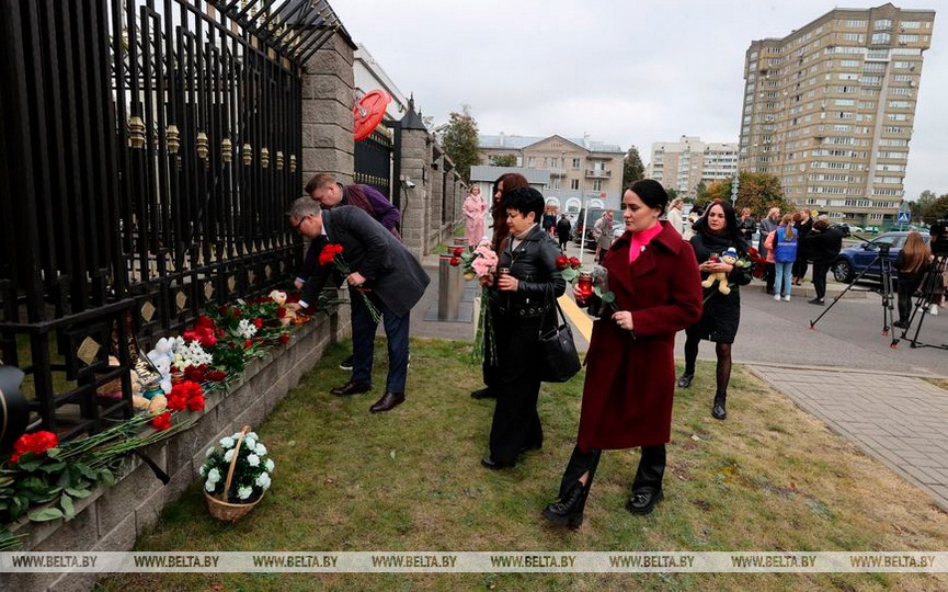 fotofakt-belorusy-nesut-cvety-k-posolstvu-rossii-v-pamyat-o-pogibshikh-v-shkole-izhevska8.jpg