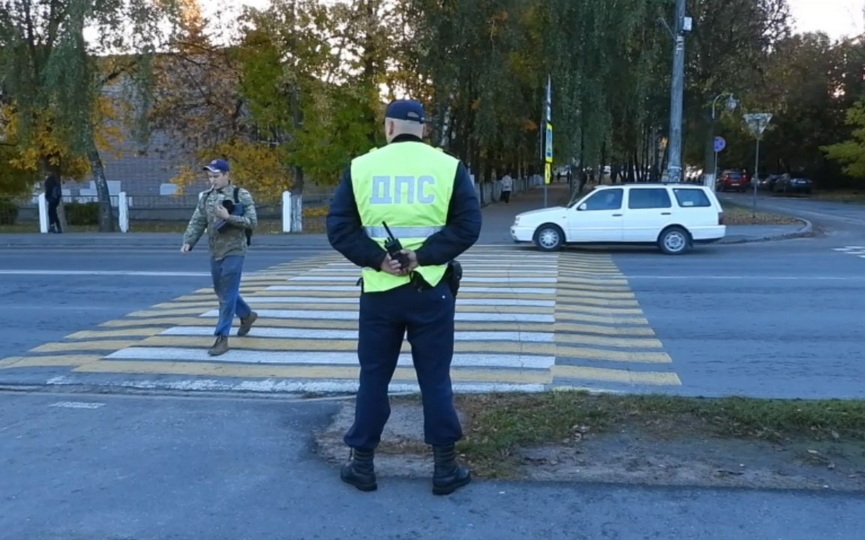 fotofakt-dezhurstvo-v-chas-pik-na-nereguliruemykh-peshekhodnykh-perekhodakh-v-baranovichakh_1.jpg