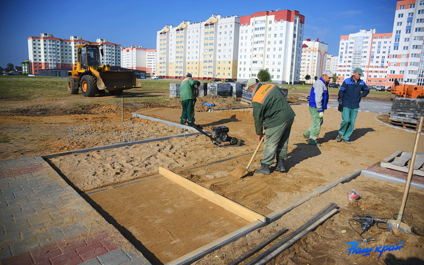 idet-blagoustrojstvo-parka-semejnykh-derevev-v-baranovichakh_3.JPG