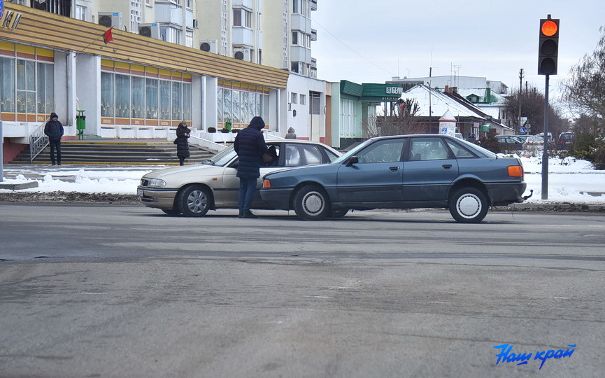 fotofakt-opel-pritersya-k-audi-v-centre.JPG