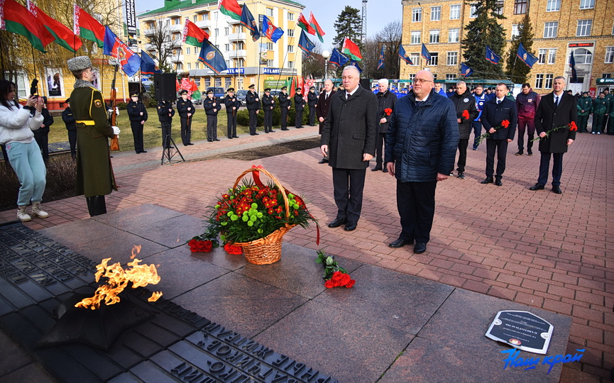 -vozlozhili-cvety-u-vechnogo-ognya (12).JPG