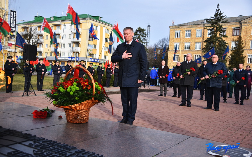 -vozlozhili-cvety-u-vechnogo-ognya (11).JPG