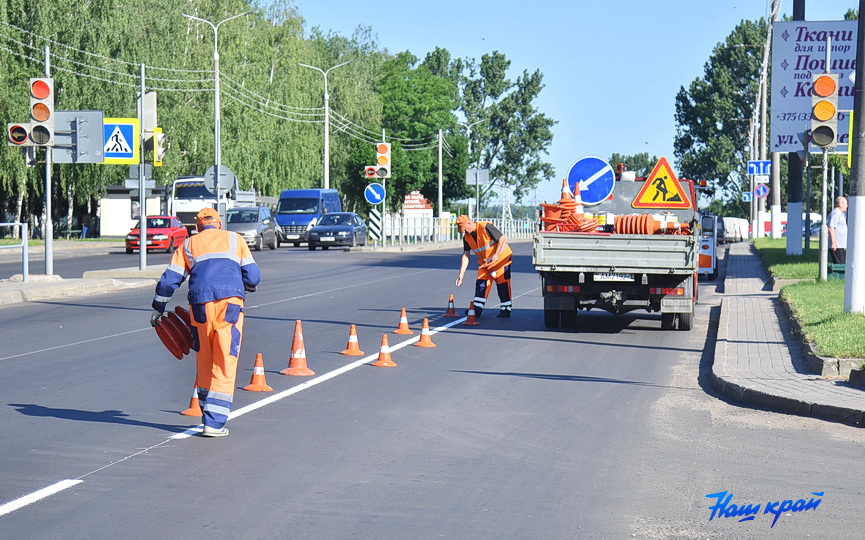 na-prospekte-sovetskom-v-baranovichakh-nanosyat-dorozhnuyu-razmetku-_2.JPG