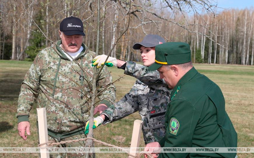 -kazhdyj-god-nado-privnosit-izyuminku-lukashenko-na-subbotnike-truditsya-v-memorialnom-komplekse-khatyn-5.jpg