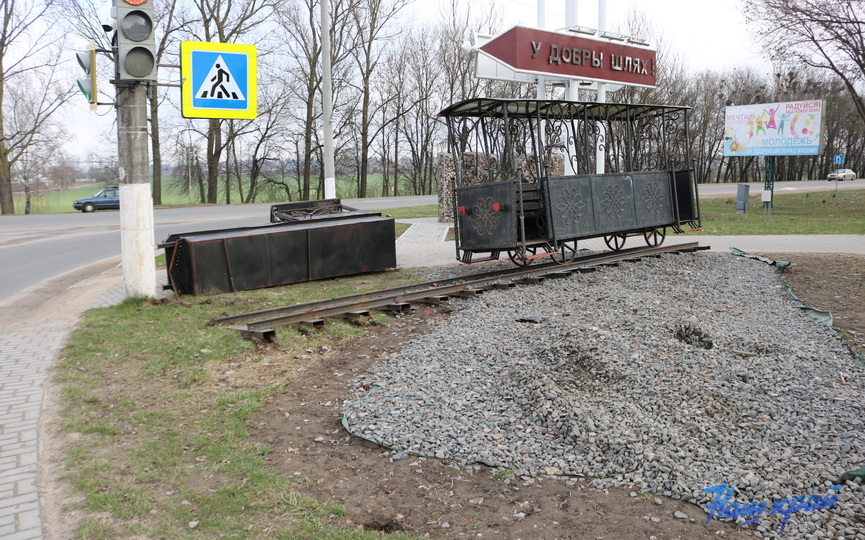 avtomobil-vletel-v-parovoz_2.JPG