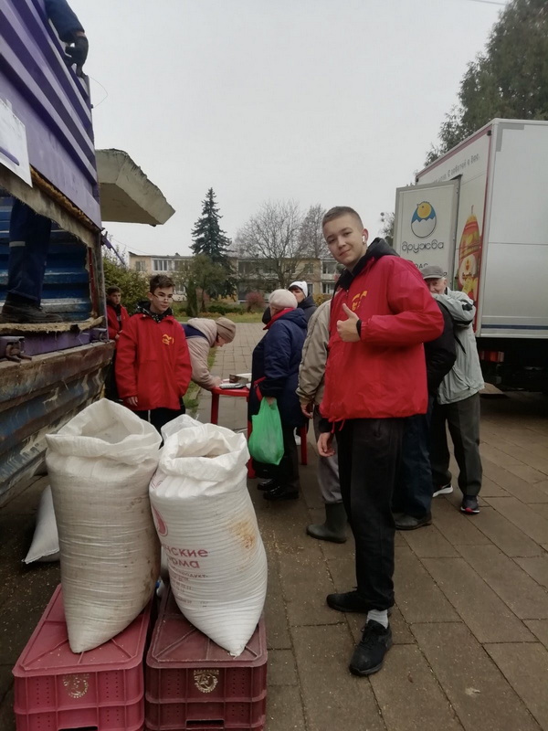 volontery-otryada-help-mirskoj-ssh-v-ramkakh-akcii-my-vybiraem-pomoshch-pozhilym-lyudyam-pomogali-pensioneram-dostavit-selskokhozyajstvennuyu-produkciyu-domoj-_3.jpg
