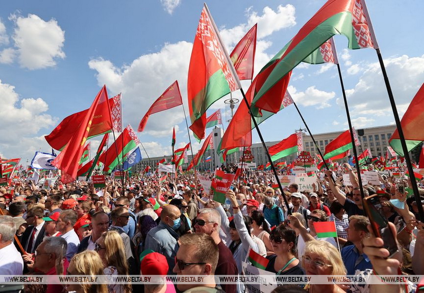 lyudi-sobralis-na-miting_17.jpg