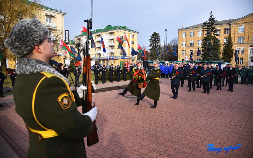 -vozlozhili-cvety-u-vechnogo-ognya (7).JPG