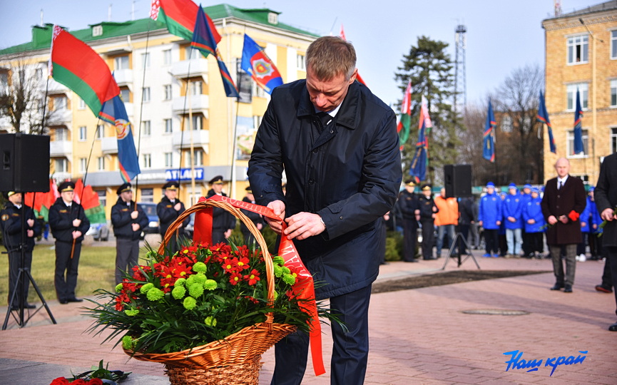 -vozlozhili-cvety-u-vechnogo-ognya (10).JPG