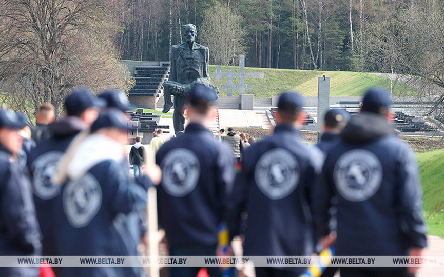 -kazhdyj-god-nado-privnosit-izyuminku-lukashenko-na-subbotnike-truditsya-v-memorialnom-komplekse-khatyn-3.jpg