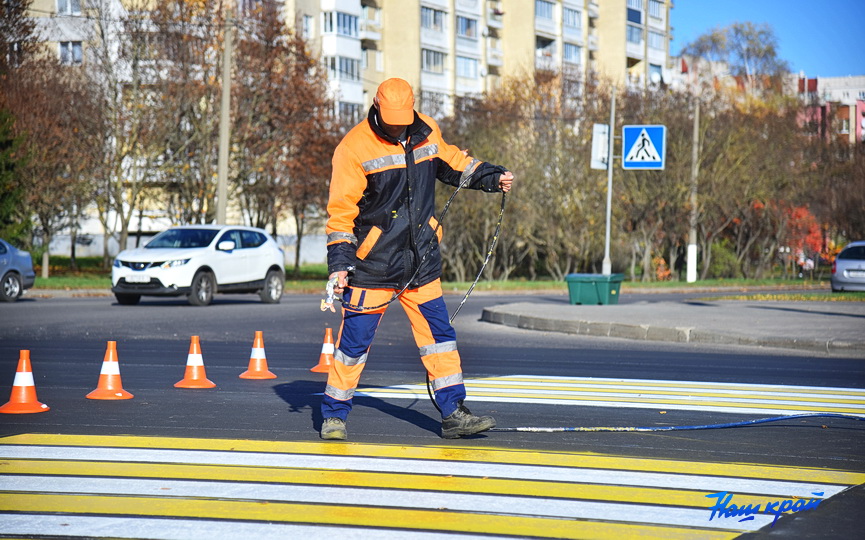 fotofakt-na-prospekte-sovetskom-v-baranovichakh-nanosyat-razmetku- (2).JPG